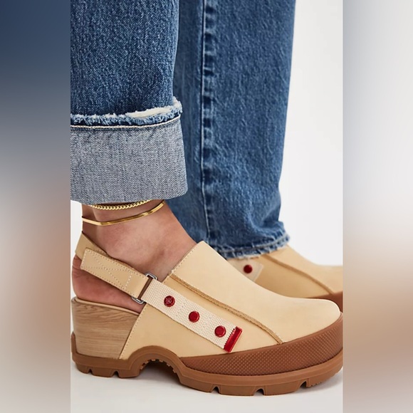 Sorel Shoes - Free People Sorel Roam'N Rubber Clogs
Size 9.5